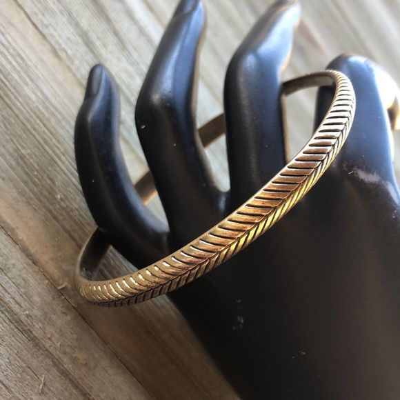 Lucky Brand Herringbone Patterned Antique Gold Tone Asymmetrical Bangle! EUC - Picture 2 of 12